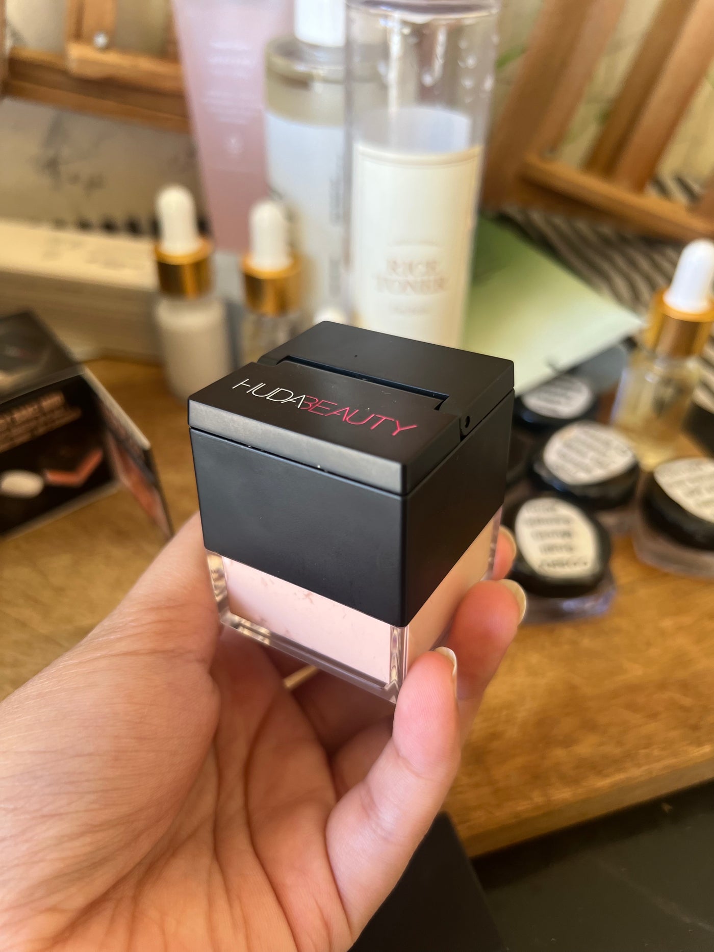 Huda Beauty  Easy Bake Loose Baking & Setting Powder