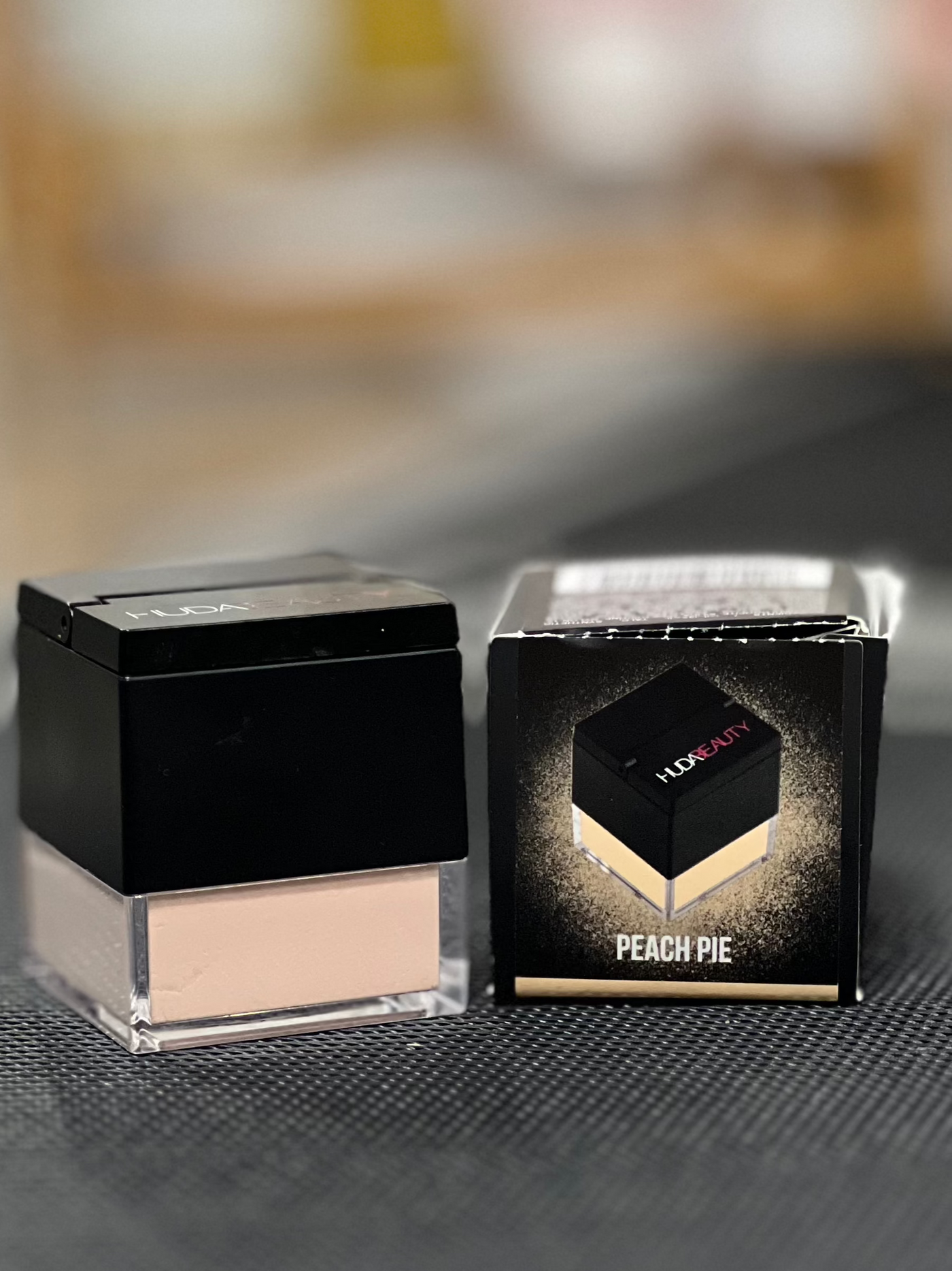 Huda Beauty  Easy Bake Loose Baking & Setting Powder